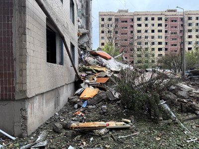 Армія РФ скинула авіабомбу на багатоповерхівку в Костянтинівці: під завалами може бути людина Армія РФ скинула авіабомбу на багатоповерхівку в Костянтинівці: під завалами може бути людина