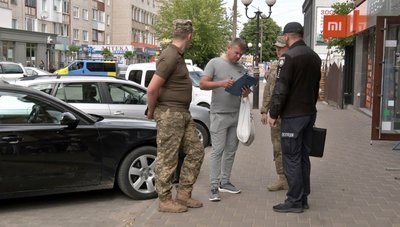 Група оповіщення і вручення повісток: як реагують чоловіки на Волині Група оповіщення і вручення повісток: як реагують чоловіки на Волині