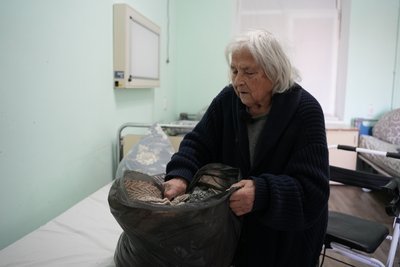 "Ще помру в дорозі, краще вдома". Історія 87-річної херсонки, яка понад рік одна жила в "червоній зоні" "Ще помру в дорозі, краще вдома". Історія 87-річної херсонки, яка понад рік одна жила в "червоній зоні"