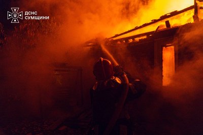 «Іскри, феєрверк. Вискочили і побачили, що горить сусідня хата»: очевидці про влучання російського дрона у Сумах «Іскри, феєрверк. Вискочили і побачили, що горить сусідня хата»: очевидці про влучання російського дрона у Сумах