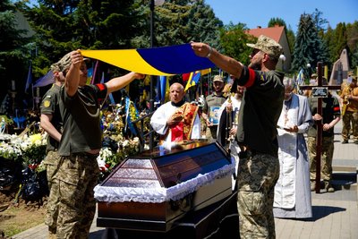 В Ужгороді попрощалися із 44-річним солдатом Андрієм Куном В Ужгороді попрощалися із 44-річним солдатом Андрієм Куном
