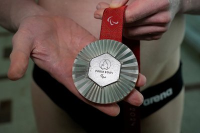 Срібна медаль Паралімпіади у Парижі за заплив на 100 метрів вільним стилем, яку виграв Максим Веракса, Харків, 18 вересня 2024 року Срібна медаль Паралімпіади у Парижі за заплив на 100 метрів вільним стилем, яку виграв Максим Веракса, Харків, 18 вересня 2024 року
