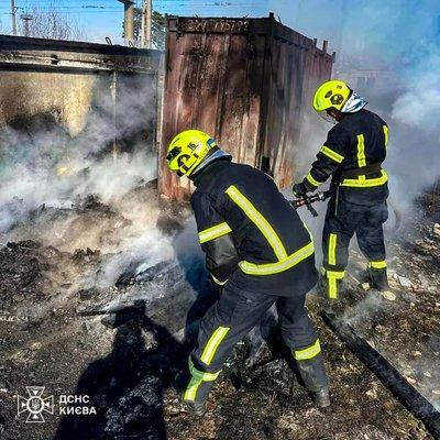 Столичну Воскресенку затягнуло чорним густим димом: спалахнув гараж Столичну Воскресенку затягнуло чорним густим димом: спалахнув гараж