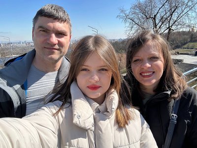 "Мені болить рідне місто". Чотирнадцятирічна співачка написала пісню про Херсон "Мені болить рідне місто". Чотирнадцятирічна співачка написала пісню про Херсон