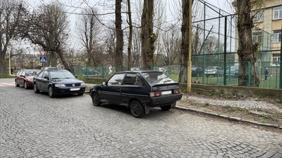 "Виїхати взагалі неможливо": що кажуть водії та міськрада про ситуацію з паркуванням в Ужгороді "Виїхати взагалі неможливо": що кажуть водії та міськрада про ситуацію з паркуванням в Ужгороді