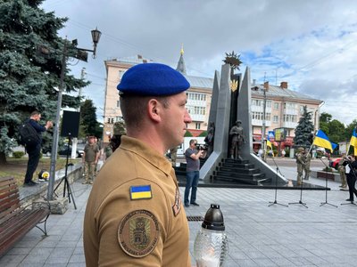 У Житомирі вшанували пам’ять закатованих і загиблих у російському полоні У Житомирі вшанували пам’ять закатованих і загиблих у російському полоні