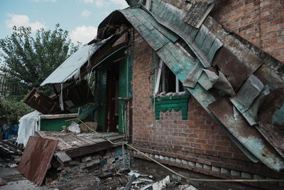 Пошкоджений після влучання будинок у Харкові Пошкоджений після влучання будинок у Харкові