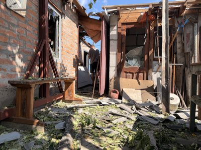 "Мені не віриться, що це я живу". Місцеві жителі розповіли про наслідки обстрілу Сум