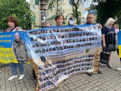 Акція "Не мовчи! Полон вбиває!" об’єднала десятки родин зниклих і полонених у Рівному Акція "Не мовчи! Полон вбиває!" об’єднала десятки родин зниклих і полонених у Рівному