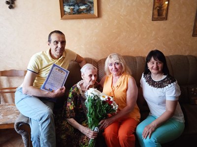 "А життя не золоте я прожила". Уродженка Сумщини Олена Ткаченко відсвяткувала столітній ювілей "А життя не золоте я прожила". Уродженка Сумщини Олена Ткаченко відсвяткувала столітній ювілей