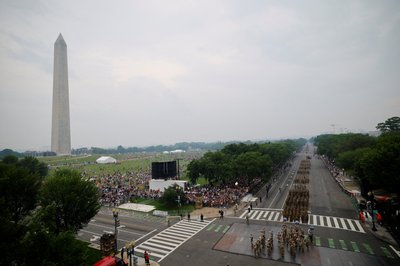 У США в день народження Трампа відбувся військовий парад. Він супроводжувався протестами по країні