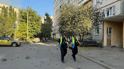 Три хвилі ударів КАБами по Харкову 24 вересня: є влучання у багатоповерхівки, люди під завалами Три хвилі ударів КАБами по Харкову 24 вересня: є влучання у багатоповерхівки, люди під завалами