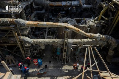 енергетики та рятувальники розбирають завали на місці ракетного обстрілу однієї з українських ТЕС енергетики та рятувальники розбирають завали на місці ракетного обстрілу однієї з українських ТЕС