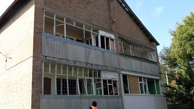 Пошкоджене житло, лікарня та автівки: які наслідки атаки на Конотоп на Сумщині Пошкоджене житло, лікарня та автівки: які наслідки атаки на Конотоп на Сумщині