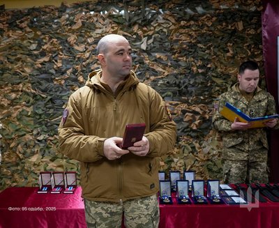 Воїни житомирської 95-ї десантно-штурмової бригади отримали нагороди від полковника Маришева Воїни житомирської 95-ї десантно-штурмової бригади отримали нагороди від полковника Маришева