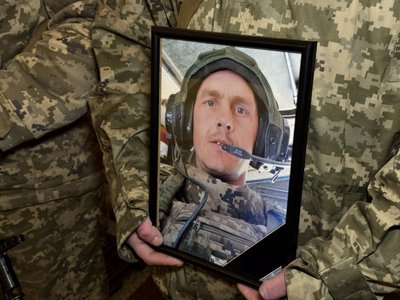У Полтаві прощаються із двома військовослужбовцями, які загинули на Донеччині У Полтаві прощаються із двома військовослужбовцями, які загинули на Донеччині