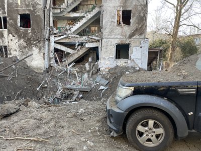"Я вибив з ноги двері, а в коридорі у мене — вулиця". Херсонці про авіаудар по житловому будинку "Я вибив з ноги двері, а в коридорі у мене — вулиця". Херсонці про авіаудар по житловому будинку