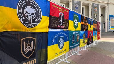 Прапори можна роздивитись біля кінотеатру Шевченка, 26 вересня 2026 року, Хмельницький