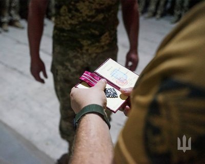 Полковник Олег Апостол нагородив воїнів житомирської 95 бригади