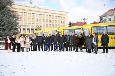Дев'ять громад Закарпаття отримали нові шкільні автобуси Дев'ять громад Закарпаття отримали нові шкільні автобуси