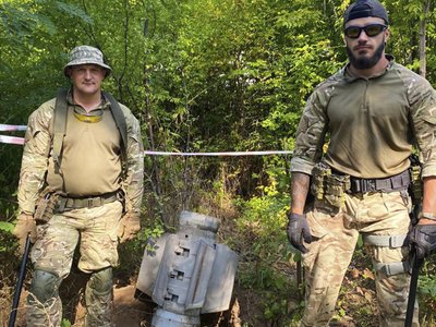Вибухотехніки поліції з Житомирської області вже понад місяць розміновують деокуповані території Харківщини