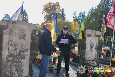 У Сумах викрили чоловіка, який викрадав квіти з могил на Алеї Слави, — поліція У Сумах викрили чоловіка, який викрадав квіти з могил на Алеї Слави, — поліція
