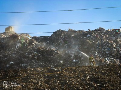 Пожежу на сміттєзвалищі площею 1100 м² у Барвінку ліквідували Пожежу на сміттєзвалищі площею 1100 м² у Барвінку ліквідували