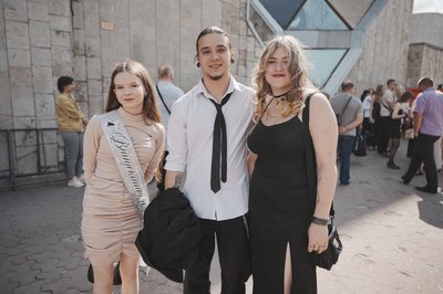 Випускники Випускники