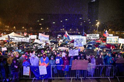Десятки тисяч протестувальників у Словаччині вийшли на мітинги проти прем’єра Фіцо