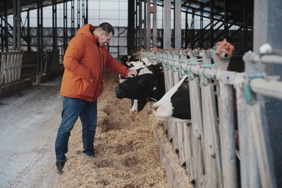 Олександр Красовський зі своїми коровами Олександр Красовський зі своїми коровами