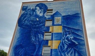 У Хмельницькому створили мурал "Перші, з честю!" У Хмельницькому створили мурал "Перші, з честю!"