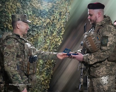 Офіцеру з Полтавщини вручили нагороду: він зупинив російський наступ Офіцеру з Полтавщини вручили нагороду: він зупинив російський наступ