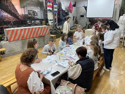 Понад двадцять дітей вирізають вишиванку в техніці лепбук Понад двадцять дітей вирізають вишиванку в техніці лепбук