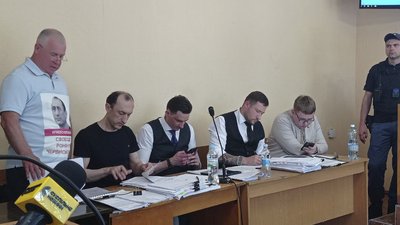 Роман Червінський (другий ліворуч) та його адвокати