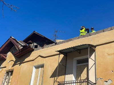 "Дощі йдуть, нам дах не накрили". Мешканці пошкоджених ударом РФ двоповерхівок у Сумах просять відремонтувати покрівлю
