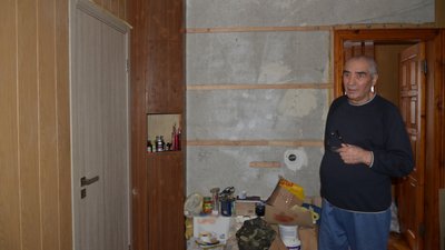 Стіни звели, вікна поставили, далі — за свій кошт: пенсіонери з Чернігова четвертий рік ремонтують житло після обстрілів