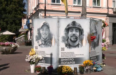 Портрет Дмитра Лопарева розміщений на Алеї Героїв у середмісті, серпень 2026 року, Хмельницький Портрет Дмитра Лопарева розміщений на Алеї Героїв у середмісті, серпень 2026 року, Хмельницький