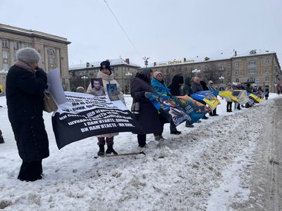 У Черкасах відбулася акція "Не мовчи — полон вбиває" У Черкасах відбулася акція "Не мовчи — полон вбиває"