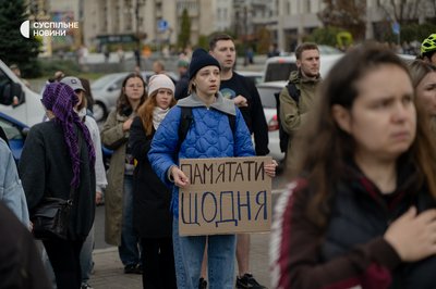 На Хрещатику зупинили рух, щоб вшанувати пам'ять загиблих військових На Хрещатику зупинили рух, щоб вшанувати пам'ять загиблих військових