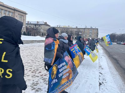 "Хай кажуть, що він загинув, а ми чекаємо його живим": у Черкасах відбулася акція "Не мовчи — полон вбиває" "Хай кажуть, що він загинув, а ми чекаємо його живим": у Черкасах відбулася акція "Не мовчи — полон вбиває"