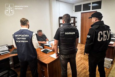 Продав 5 машин, ввезених як гуманітарну допомогу для ЗСУ: закарпатцю повідомили про підозру Продав 5 машин, ввезених як гуманітарну допомогу для ЗСУ: закарпатцю повідомили про підозру