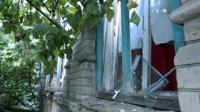 пошкоджені вікна наслідки обстрілу РСЗВ "Смерч" армія РФ поранені руйнування Краматорськ Донецька область пошкоджені вікна наслідки обстрілу РСЗВ "Смерч" армія РФ поранені руйнування Краматорськ Донецька область