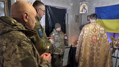 Військовослужбовці 111 бригади територіальної оборони під час різдвяної служби у каплиці Донецька область 24 грудня 2025 рік Військовослужбовці 111 бригади територіальної оборони під час різдвяної служби у каплиці Донецька область 24 грудня 2025 рік