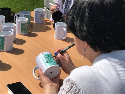 В День вишиванки у Житомирі жителі міста розписували горнятка для поранених військових В День вишиванки у Житомирі жителі міста розписували горнятка для поранених військових