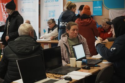 Фахівці консулютують евакуованих жителів у Координаційному гуманітарному центрі Харкова Фахівці консулютують евакуованих жителів у Координаційному гуманітарному центрі Харкова