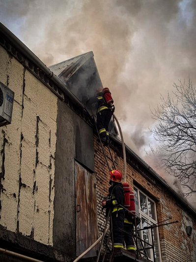 У Львові близько 33 рятувальники загасили пожежу в складському приміщенні: що відомо