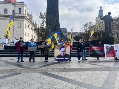 До Львова приїхали учасники автопробігу на підтримку полонених захисників Маріуполя До Львова приїхали учасники автопробігу на підтримку полонених захисників Маріуполя