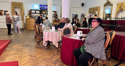 Роботи написані чотирма кольорами. У Миколаєві відкрили виставку картин вокалістки Херсонського драмтеатру Роботи написані чотирма кольорами. У Миколаєві відкрили виставку картин вокалістки Херсонського драмтеатру