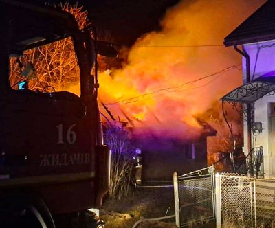 На Львівщині четверо рятувальників гасили пожежу в літній кухні На Львівщині четверо рятувальників гасили пожежу в літній кухні