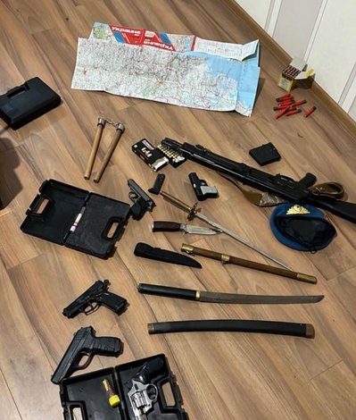 Поліція затримала чоловіка, який переконував, що Одеса — російське місто та тримав дома шаблі Поліція затримала чоловіка, який переконував, що Одеса — російське місто та тримав дома шаблі